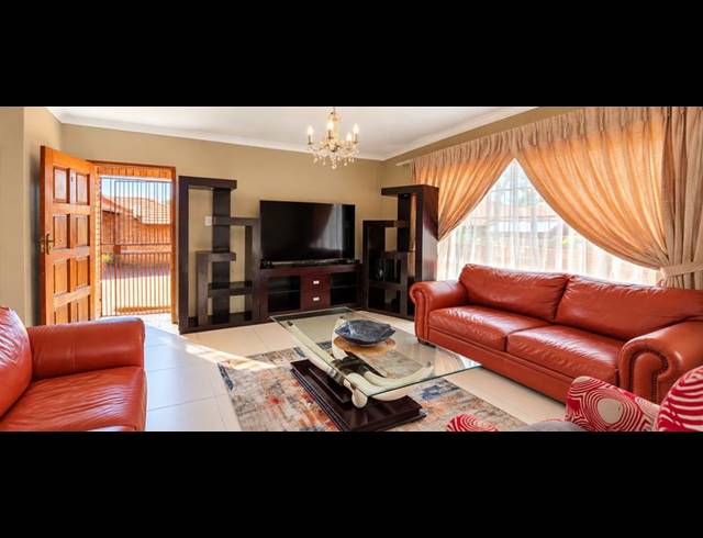 3 BEDROOM HOUSE FOR SALE IN AMBERFIELD